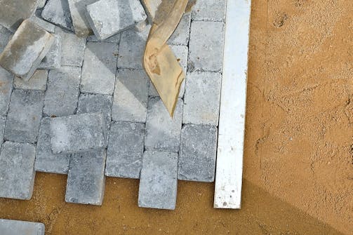 Kivien ja laattojen latominen